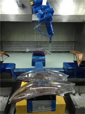 汽車車燈為什么要機(jī)器人噴涂